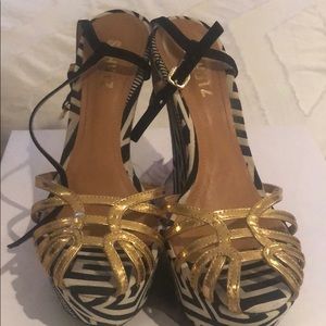 Schutz Gold B&W Geometric Wedge